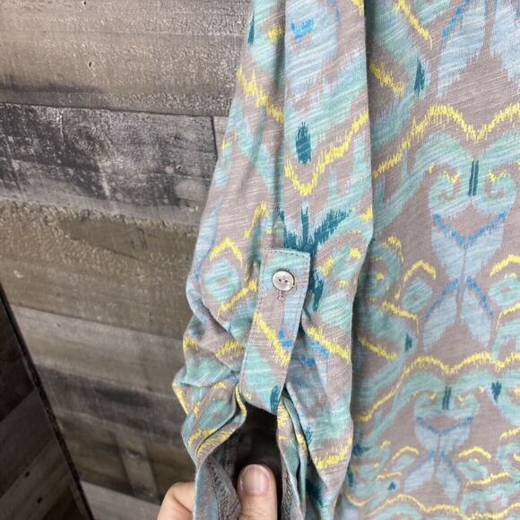 Fresh Produce Women's Ikat Pattern Roll Tab Sleeve Shirt Size XS V Neck Tan Teal - Picture 6 of 8